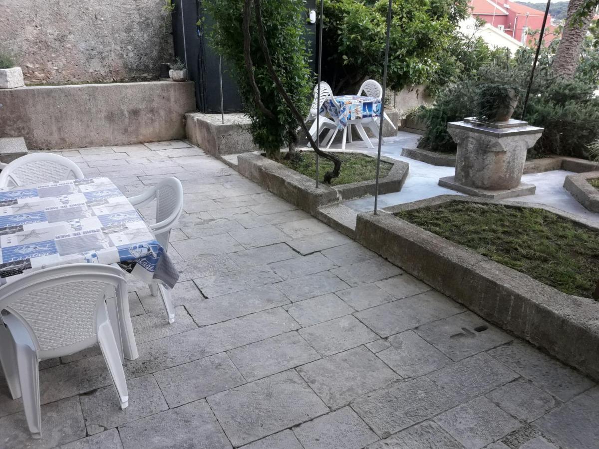 מאלי לוסיניי Apartments Vidulic מראה חיצוני תמונה